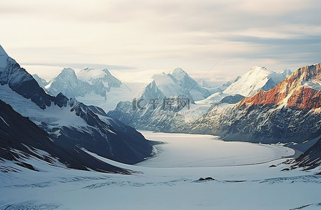 冬天背景图片_显示了冰川，上面有山脉和雪
