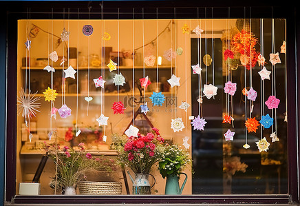 商店橱窗里挂着五颜六色的标牌和鲜花