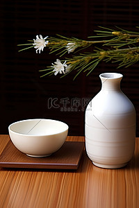 酒背景图片_木桌上的一个白色花瓶和一杯茶