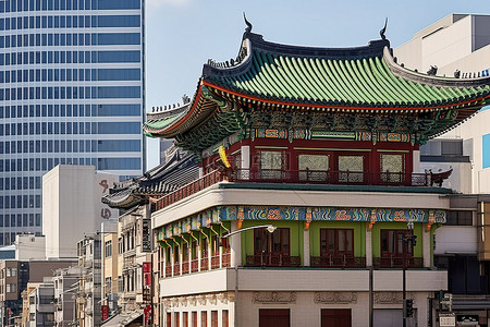 建筑物和路牌附近有一座亚洲风格的建筑