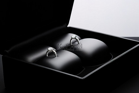 珠宝盒背景图片_空珠宝盒内的订婚戒指