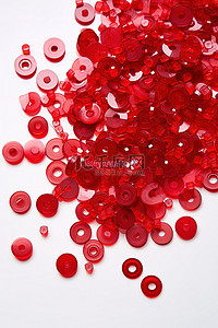 白色表面上有多个红色珠子的红色塑料盘