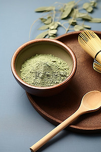 绿茶叶背景图片_一碗绿茶叶，旁边是一个木勺