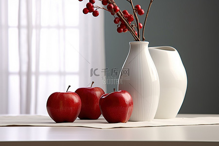 一个白色花瓶，里面有红苹果