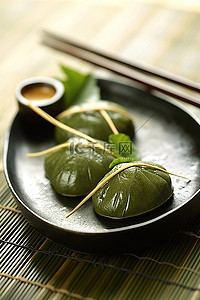 用筷子盛在小盘子里的日本甜点