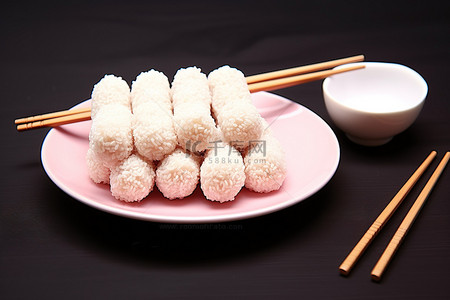 炒饭背景图片_用筷子将炒饭迷你球放在盘子上