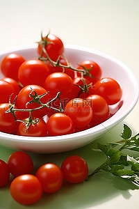 白盘中的红番茄，绿草鲜花