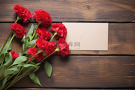 木制背景，红色的花朵和卡片