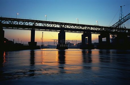 黄昏时分莱茵河上的建筑桥梁