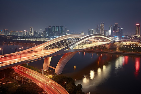 夜间城市繁忙高速公路上的一座桥
