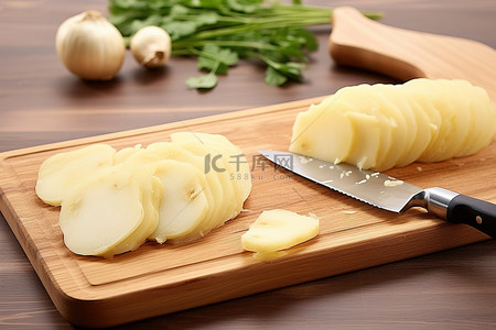 用刀将土豆片放在案板上