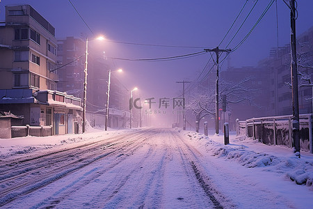 城市的冬天背景图片_夜晚城市中一条白雪覆盖的街道