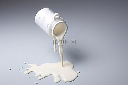 婴儿奶瓶倒入牛奶