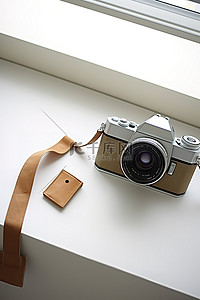 纸袋装饰背景图片_地板上有一张桌子一个棕色纸袋和一台相机