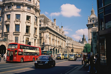 伦敦的一条长街，有公共汽车和汽车