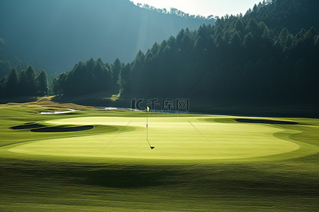 旗杆背景图片_高尔夫球场山山太阳在绿色的高尔夫球场上发光