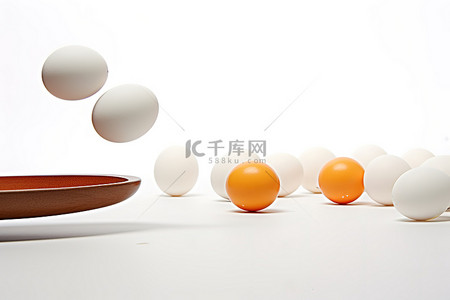 乒乓球鸡蛋煎鸡蛋在桌子上来回飞来飞去