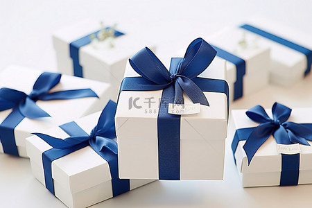 英语标签背景图片_带蓝色蝴蝶结和标签的白色礼品盒