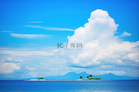 蓝天和云彩在一个小岛上