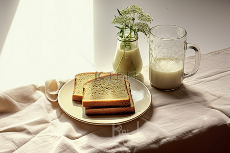 白盘上的三片面包放在绿色植物旁边的水罐旁边