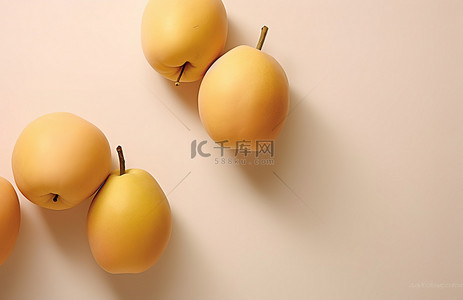 黄色的小背景图片_黄色的小水果并排挂在墙上