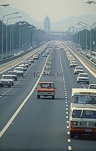 高速公路背景图片_一群棕色的大巴士沿着高速公路行驶