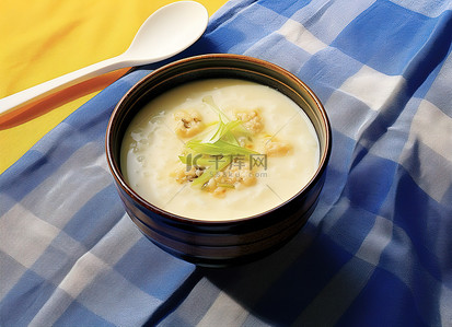 黄白布上盛着米汤的碗
