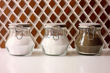 三个罐子里装着不同类型的盐
