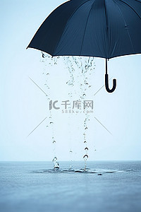 雨伞溅到寒冷表面的图像