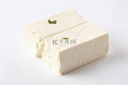 乳酪背景图片_白色表面上的一块方形羊乳酪