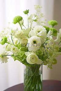 玻璃花瓶里有白色和绿色的花朵