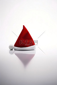 红色的帽子背景图片_白色表面上的红色圣诞老人帽子
