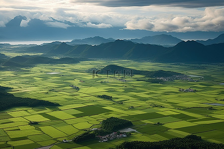 微微一笑很清楚背景图片_稻田和山脉的鸟瞰图