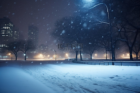 一场大雪落在公园和积雪覆盖的建筑物上