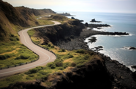 沿着海岸和海洋的蜿蜒道路