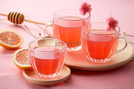 切水果背景图片_两个装满果汁和水果的小杯子放在蜂蜜和蜂蜜棒旁边