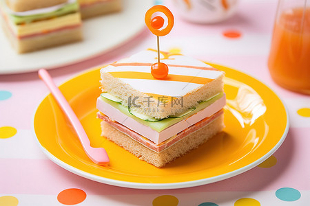 三明治用一根别针固定在盘子上，并用橙色装饰