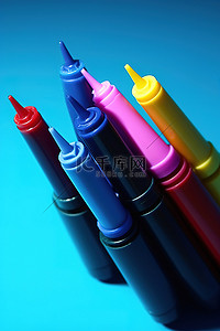 记号笔背景图片_蓝色背景上的几支彩色记号笔