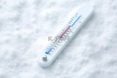 温度计温度计背景图片_白色背景中空雪毯中的温度计