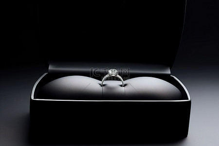 珠宝盒背景图片_空珠宝盒内的订婚戒指