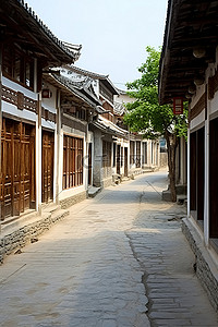一条狭窄的街道，两旁排列着许多古老的建筑