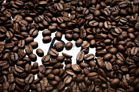 咖啡背景图片_咖啡豆包围
