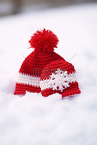 红白相间的帽子躺在雪毯上