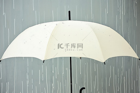 雨伞背景图片_带有水滴的白色雨伞