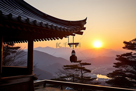 太阳落在山外的一座韩国寺庙上