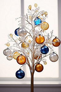 冬天背景图片_一棵色彩缤纷的树，上面有蓝色和金色的装饰品