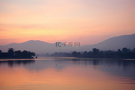 碧湖背景图片_加德满都湖边的日出