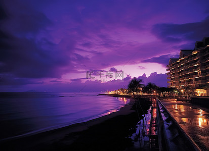 夜晚海洋上空的紫色天空