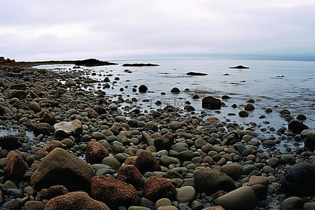 阴天，海岸上有岩石和石头