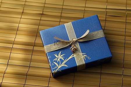 两个蓝色盒子，上面有一只鸟，放在竹桌上